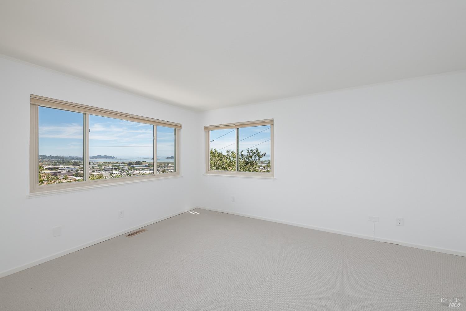 Detail Gallery Image 25 of 39 For 124 Tiburon Blvd, San Rafael,  CA 94901 - 2 Beds | 1/1 Baths