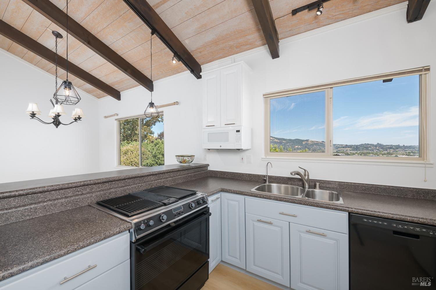 Detail Gallery Image 17 of 39 For 124 Tiburon Blvd, San Rafael,  CA 94901 - 2 Beds | 1/1 Baths