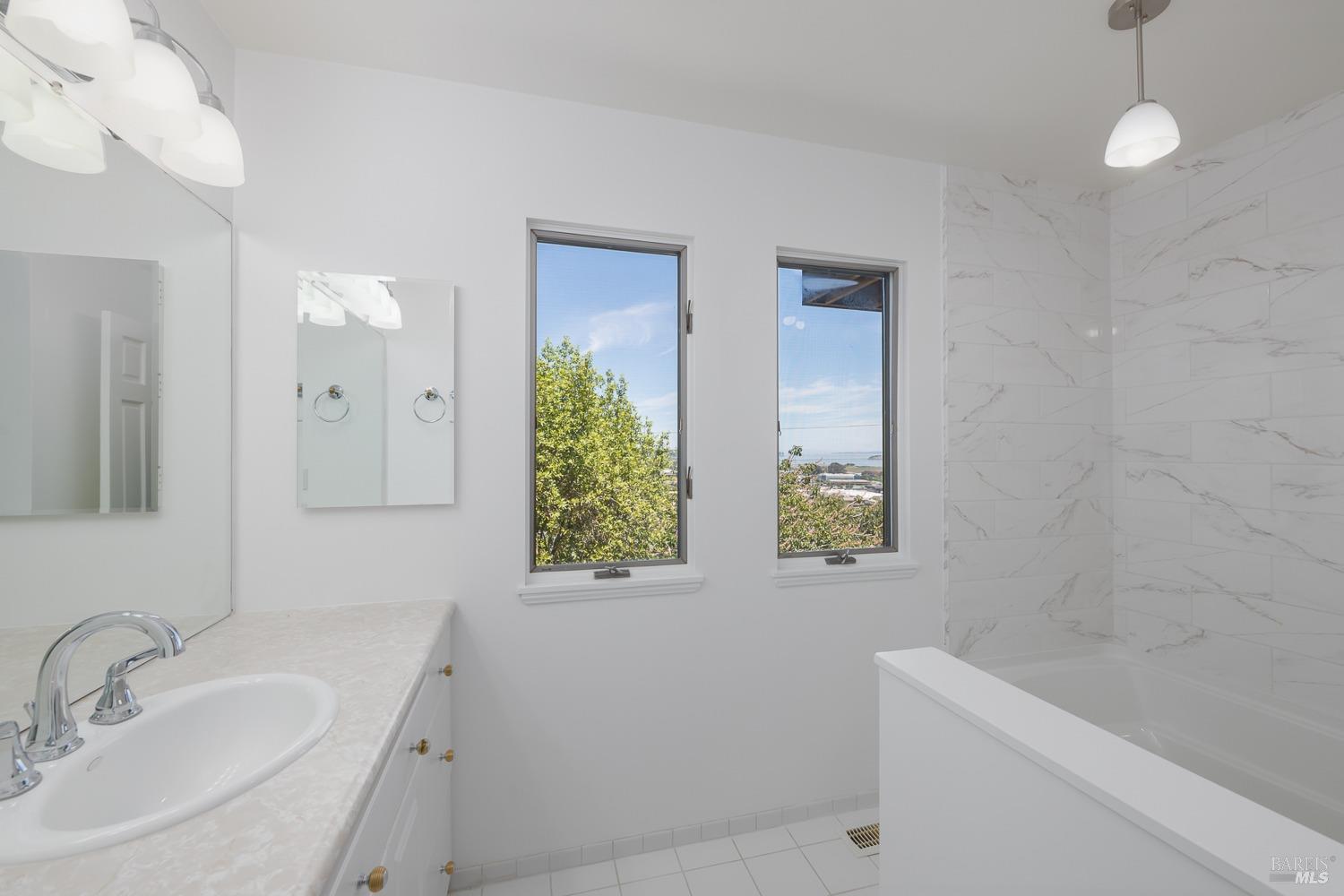 Detail Gallery Image 30 of 39 For 124 Tiburon Blvd, San Rafael,  CA 94901 - 2 Beds | 1/1 Baths