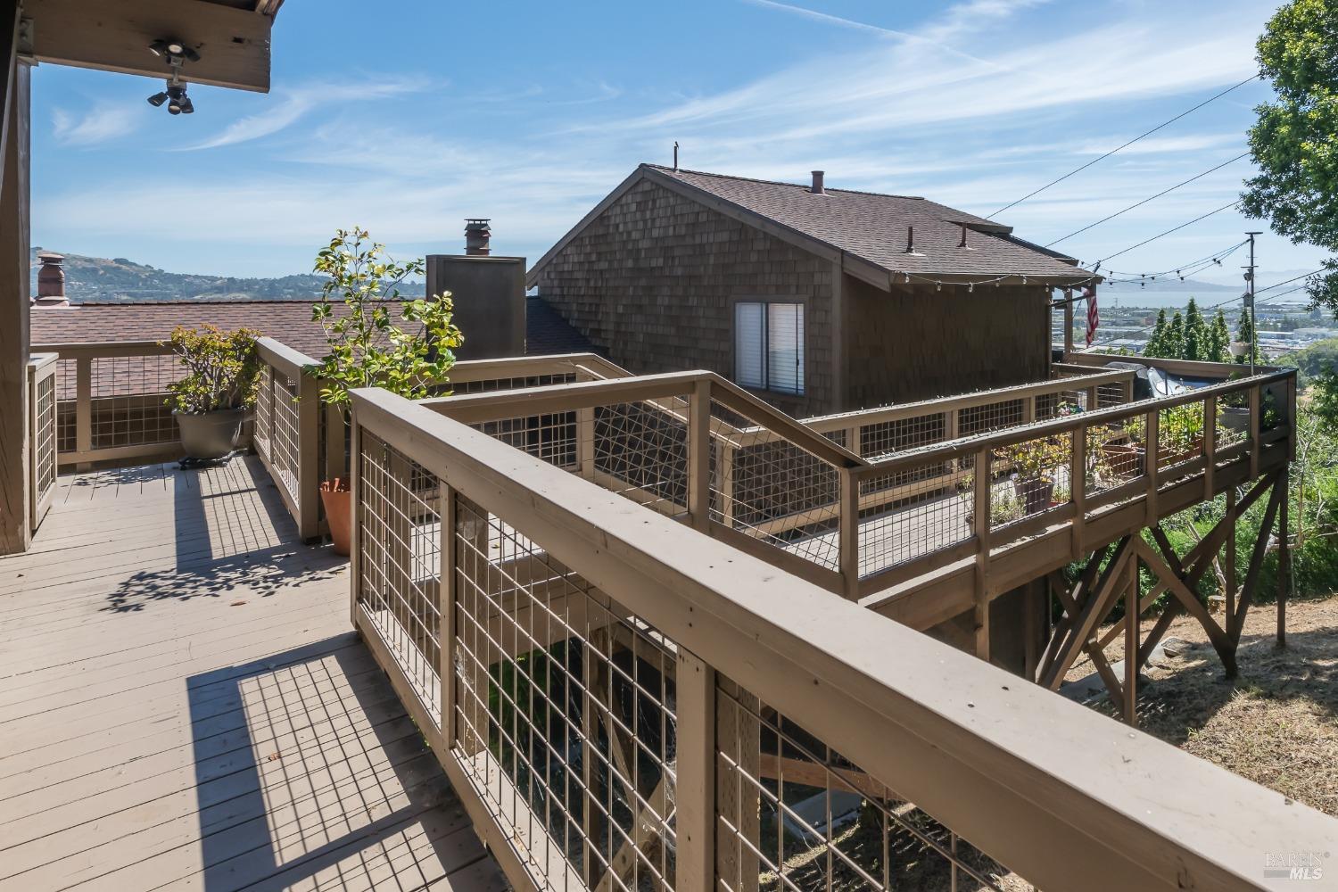 Detail Gallery Image 4 of 39 For 124 Tiburon Blvd, San Rafael,  CA 94901 - 2 Beds | 1/1 Baths