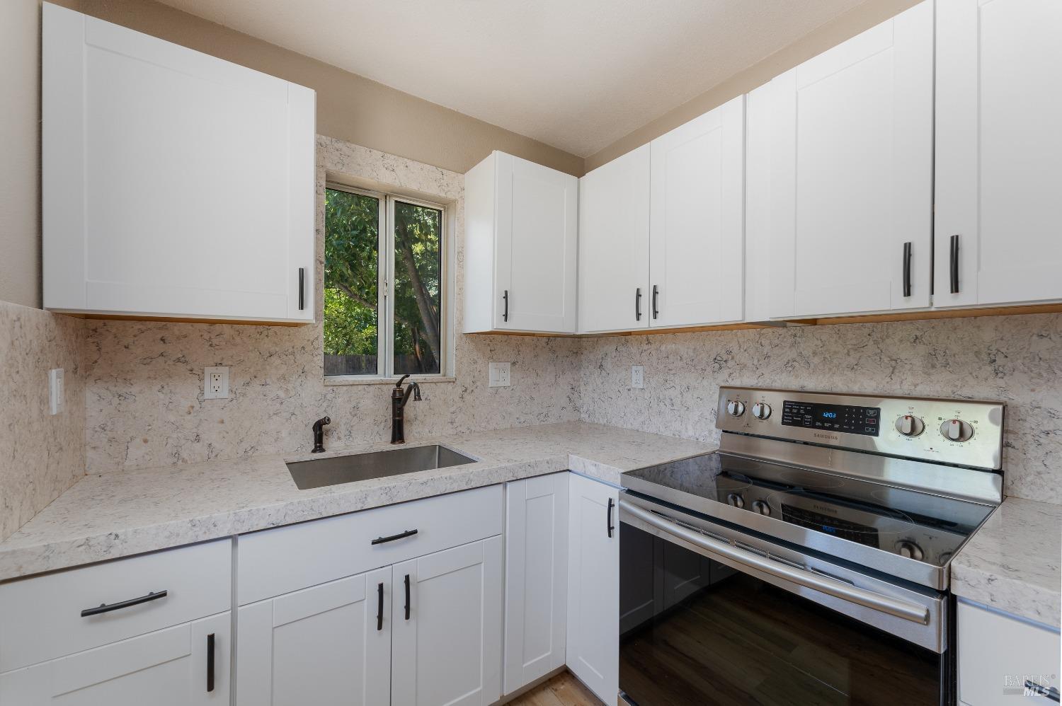 Detail Gallery Image 9 of 24 For 402 Grove Ave, Ukiah,  CA 95482 - 1 Beds | 1 Baths