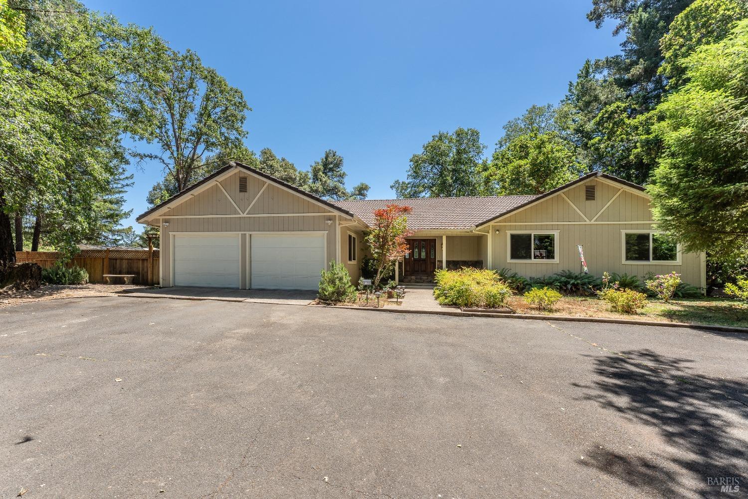 Detail Gallery Image 1 of 34 For 8190 Ridgeview Dr, Redwood Valley,  CA 95470 - 3 Beds | 2 Baths