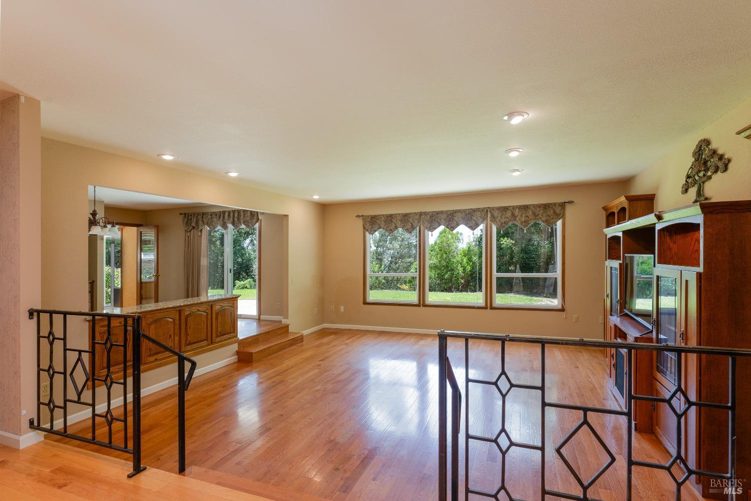 Detail Gallery Image 7 of 34 For 8190 Ridgeview Dr, Redwood Valley,  CA 95470 - 3 Beds | 2 Baths