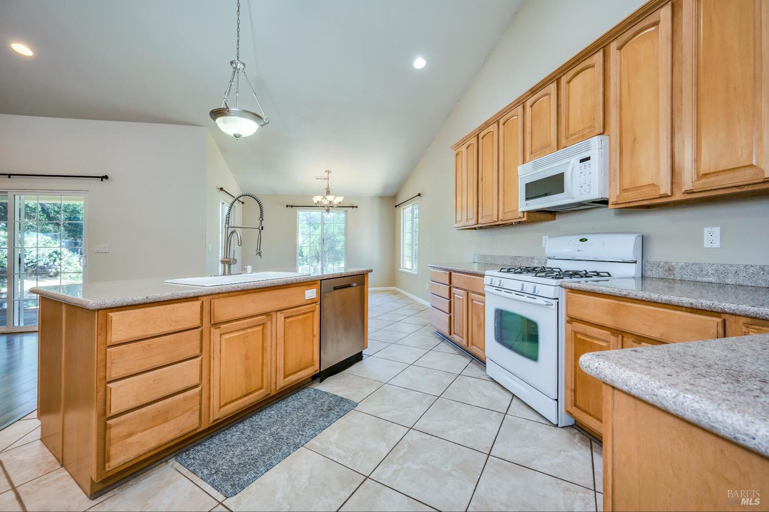 Detail Gallery Image 6 of 24 For 18411 Kentwood Pl, Hidden Valley Lake,  CA 95467 - 3 Beds | 2 Baths