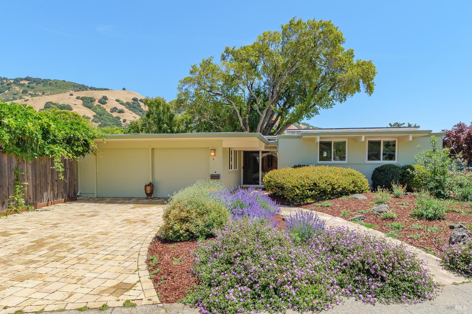 Detail Gallery Image 1 of 30 For 9 Mount Rainier Ct, San Rafael,  CA 94903 - 3 Beds | 2 Baths