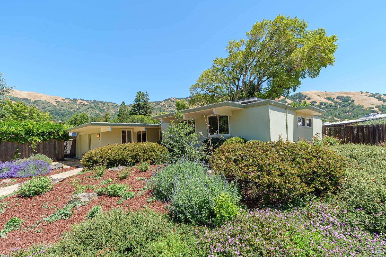 Detail Gallery Image 2 of 30 For 9 Mount Rainier Ct, San Rafael,  CA 94903 - 3 Beds | 2 Baths