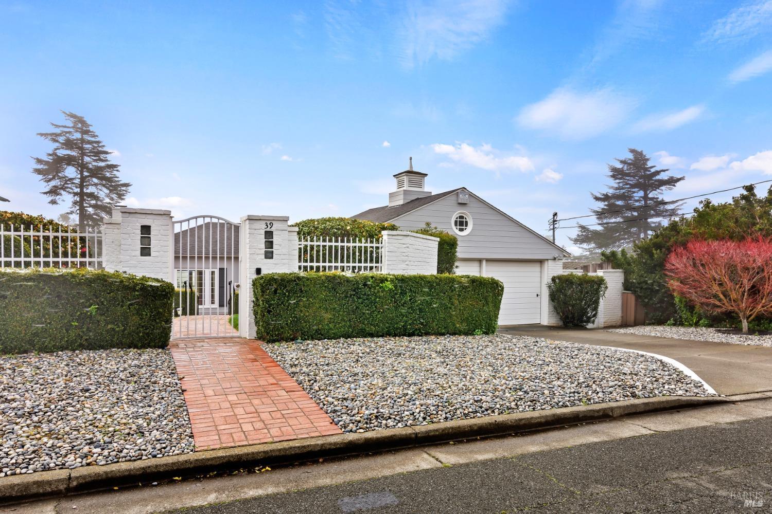 Luxury Homes, Estates & Properties