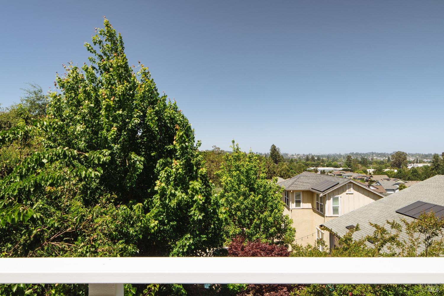 Detail Gallery Image 15 of 38 For 243 Mission Dr, Petaluma,  CA 94952 - 4 Beds | 2/1 Baths