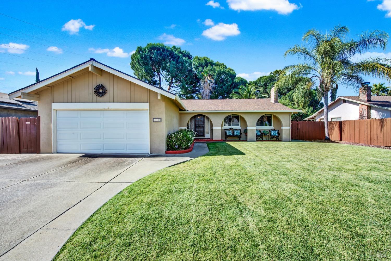 Detail Gallery Image 1 of 1 For 462 Dennis Dr, Vacaville,  CA 95688 - 3 Beds | 2 Baths