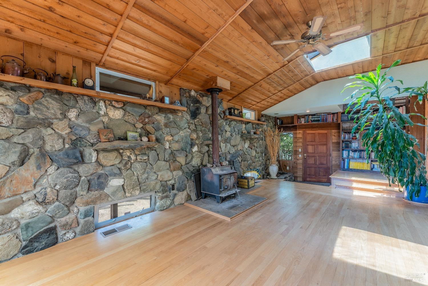 Detail Gallery Image 7 of 83 For 19155 Scenic Dr, Redwood Valley,  CA 95470 - 2 Beds | 2 Baths