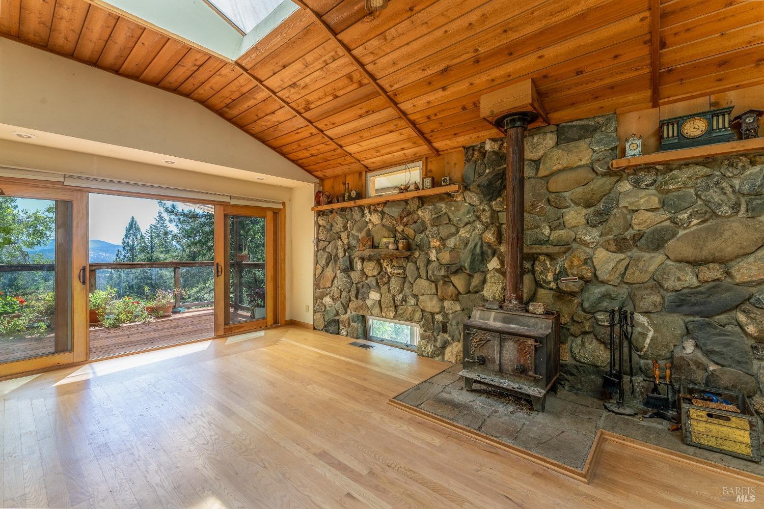 Detail Gallery Image 8 of 83 For 19155 Scenic Dr, Redwood Valley,  CA 95470 - 2 Beds | 2 Baths