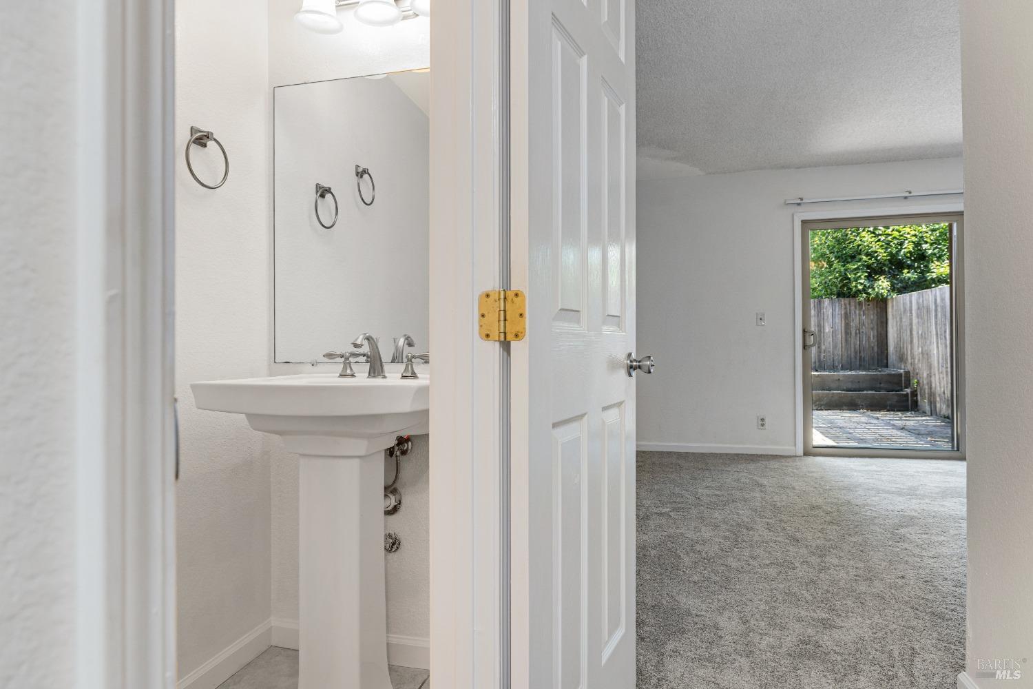 Detail Gallery Image 21 of 43 For 1566 Parkway Dr, Rohnert Park,  CA 94928 - 2 Beds | 1/1 Baths