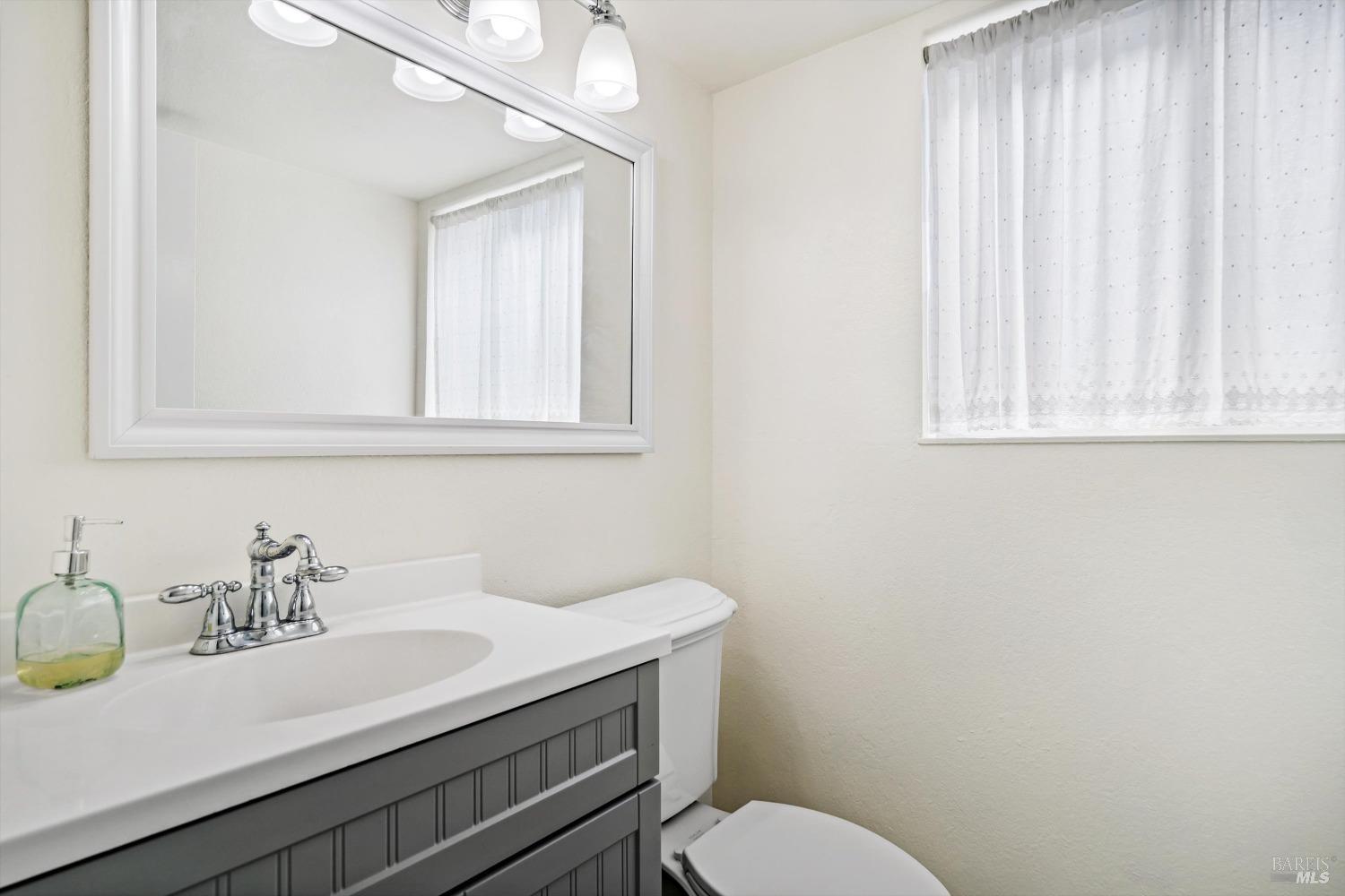 Detail Gallery Image 13 of 29 For 1517 Genesis Ct, Rohnert Park,  CA 94928 - 4 Beds | 2/1 Baths