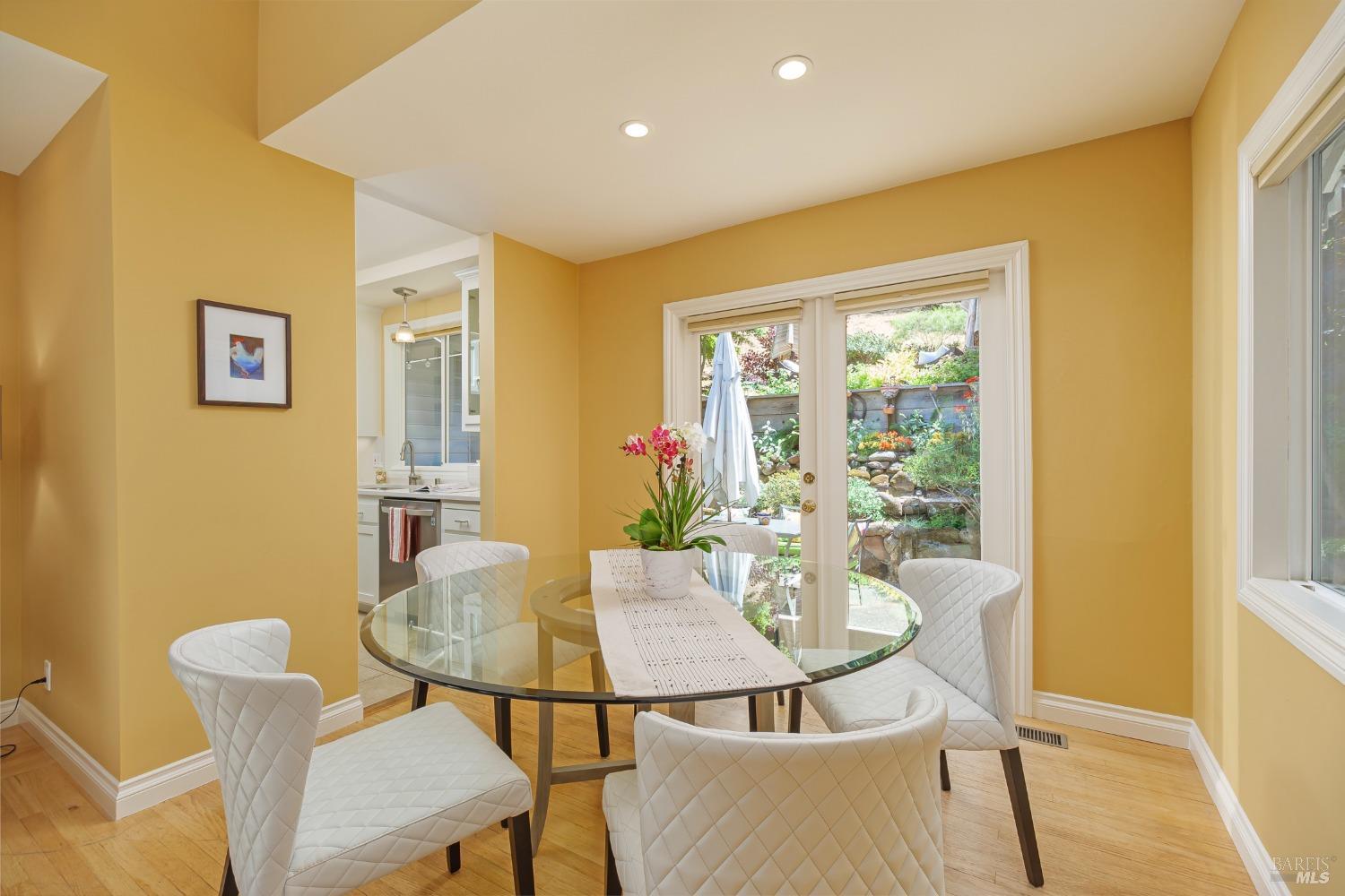 Detail Gallery Image 8 of 25 For 231 Coleman Dr, San Rafael,  CA 94901 - 2 Beds | 1/1 Baths
