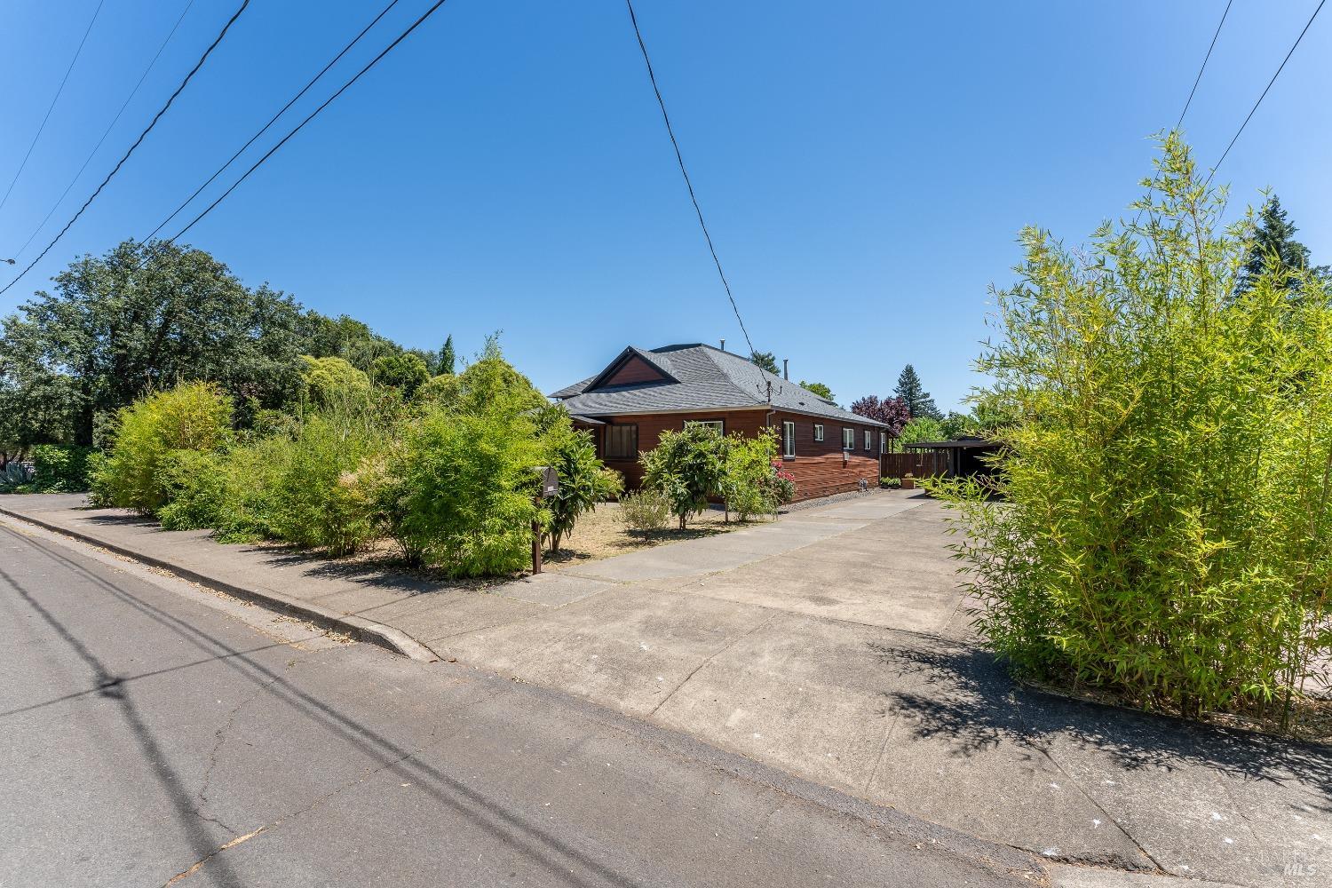 Detail Gallery Image 5 of 54 For 611 Holden St, Ukiah,  CA 95482 - 4 Beds | 2/1 Baths