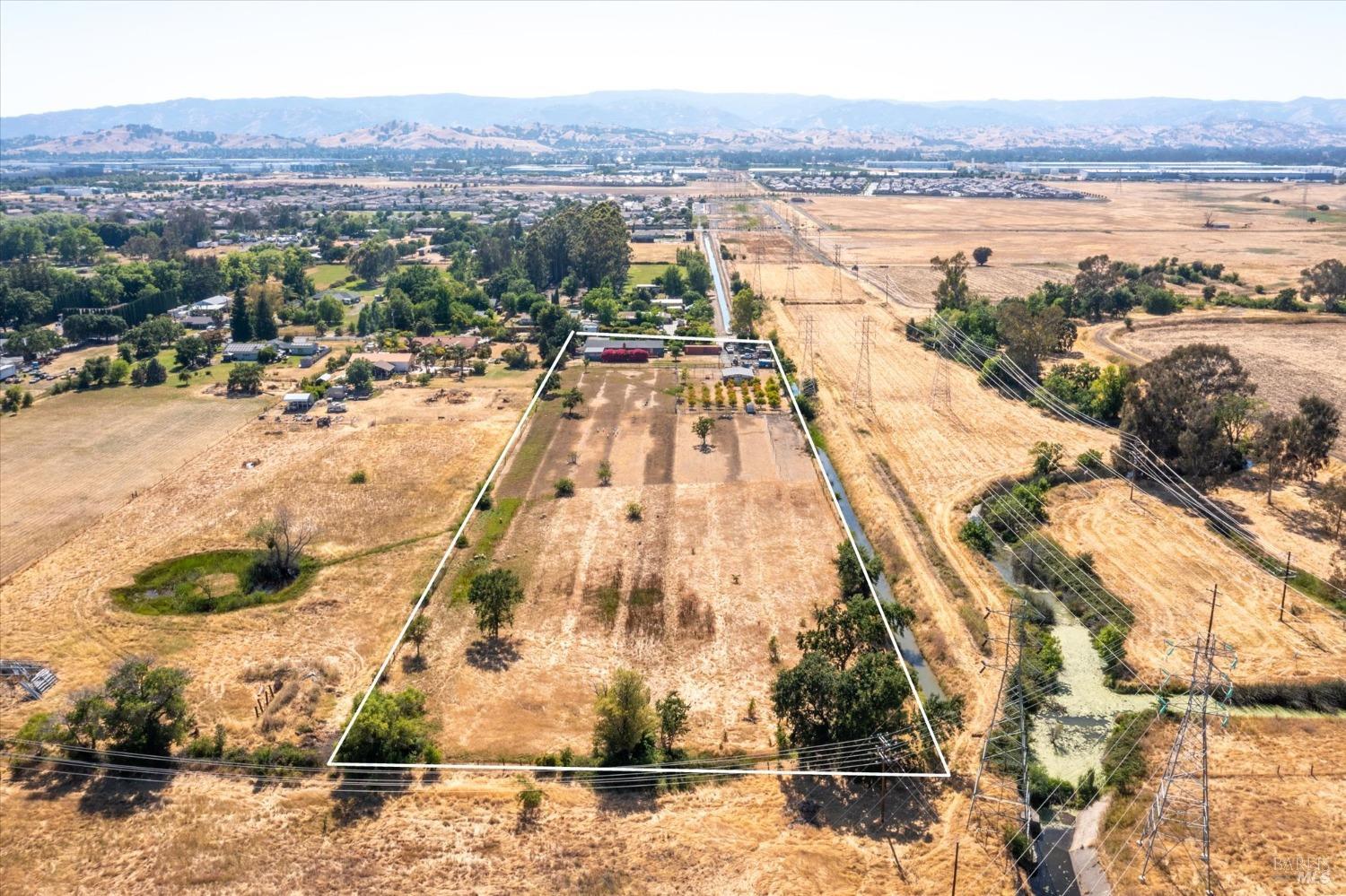 Detail Gallery Image 5 of 49 For 7046 Mills Ln, Vacaville,  CA 95688 - 3 Beds | 2/1 Baths