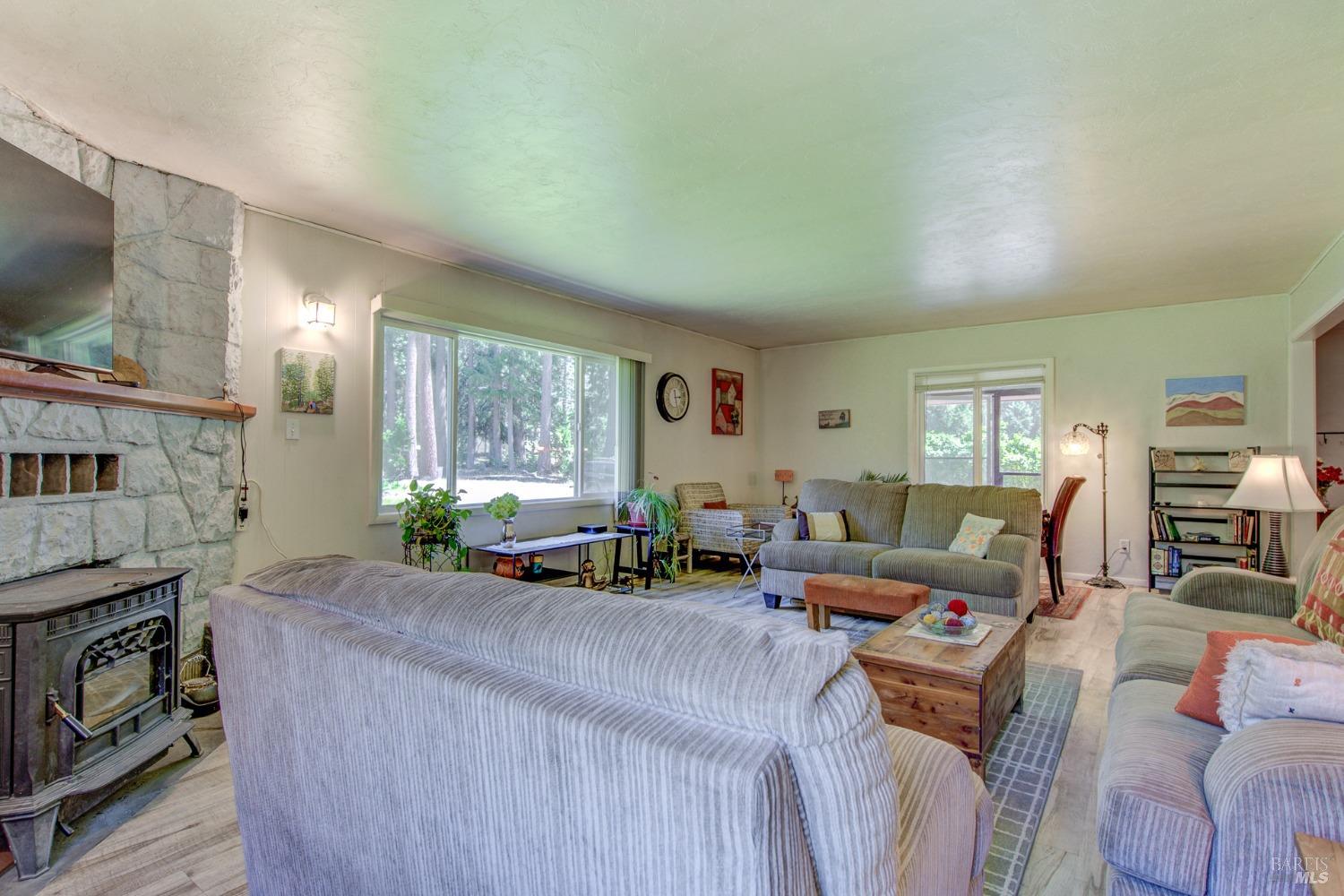 Detail Gallery Image 5 of 28 For 2416 Davis Place Rd, Mount Shasta,  CA 96067 - 2 Beds | 1 Baths