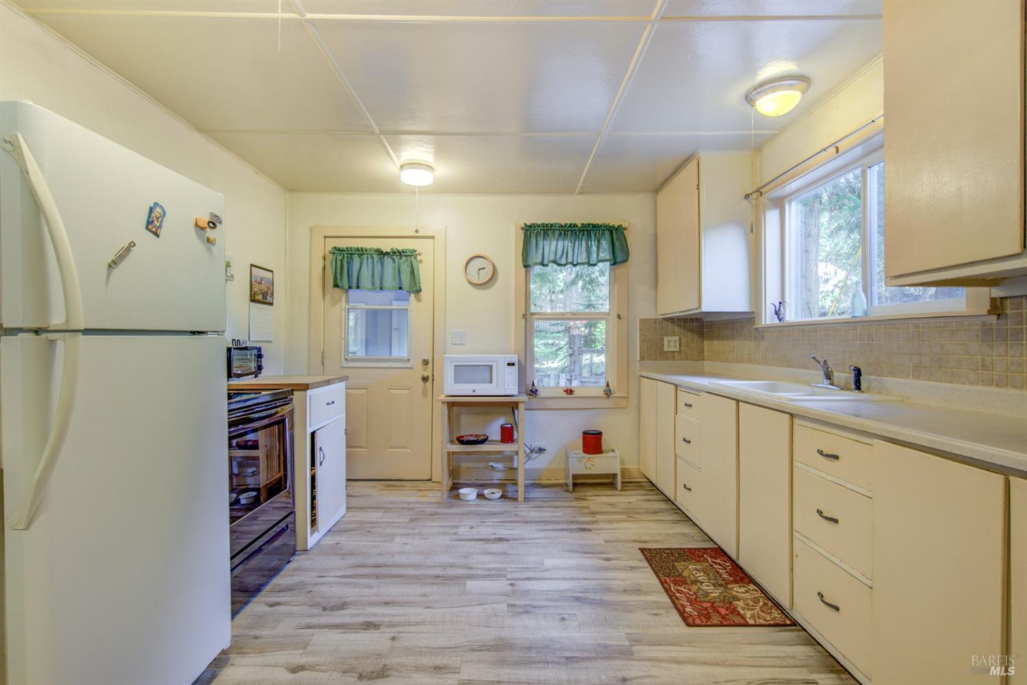 Detail Gallery Image 10 of 28 For 2416 Davis Place Rd, Mount Shasta,  CA 96067 - 2 Beds | 1 Baths