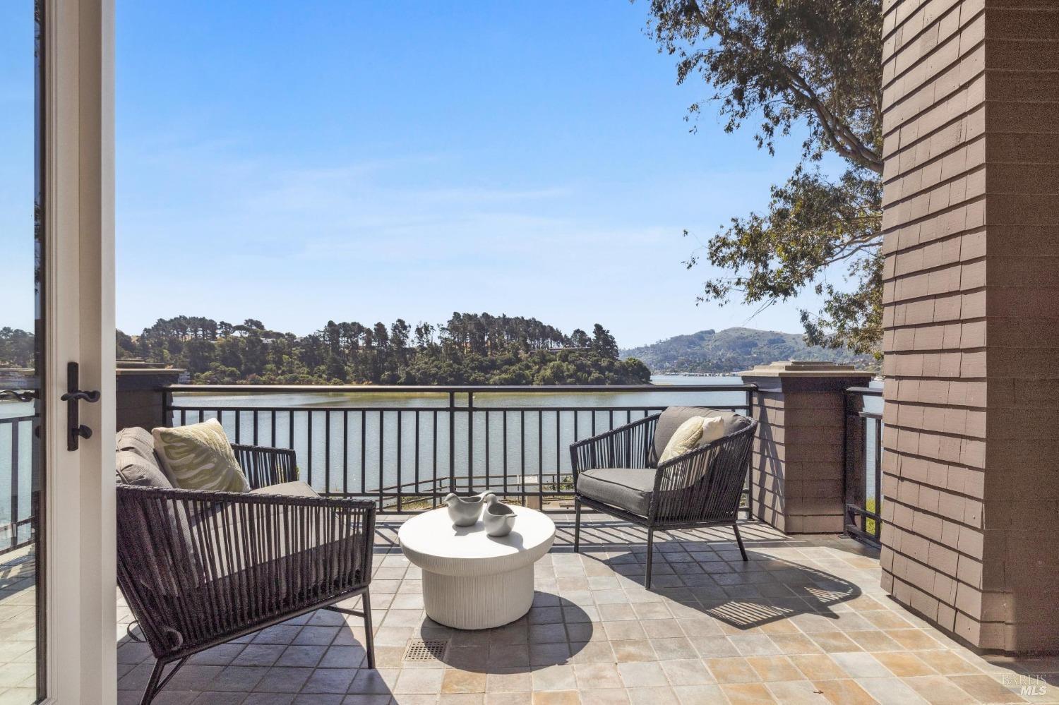 Detail Gallery Image 5 of 71 For 84 De Silva Island Dr, Mill Valley,  CA 94941 - 3 Beds | 2/1 Baths
