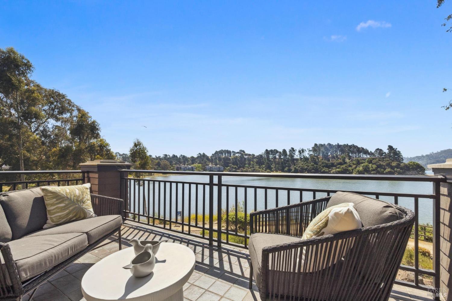 Detail Gallery Image 20 of 71 For 84 De Silva Island Dr, Mill Valley,  CA 94941 - 3 Beds | 2/1 Baths