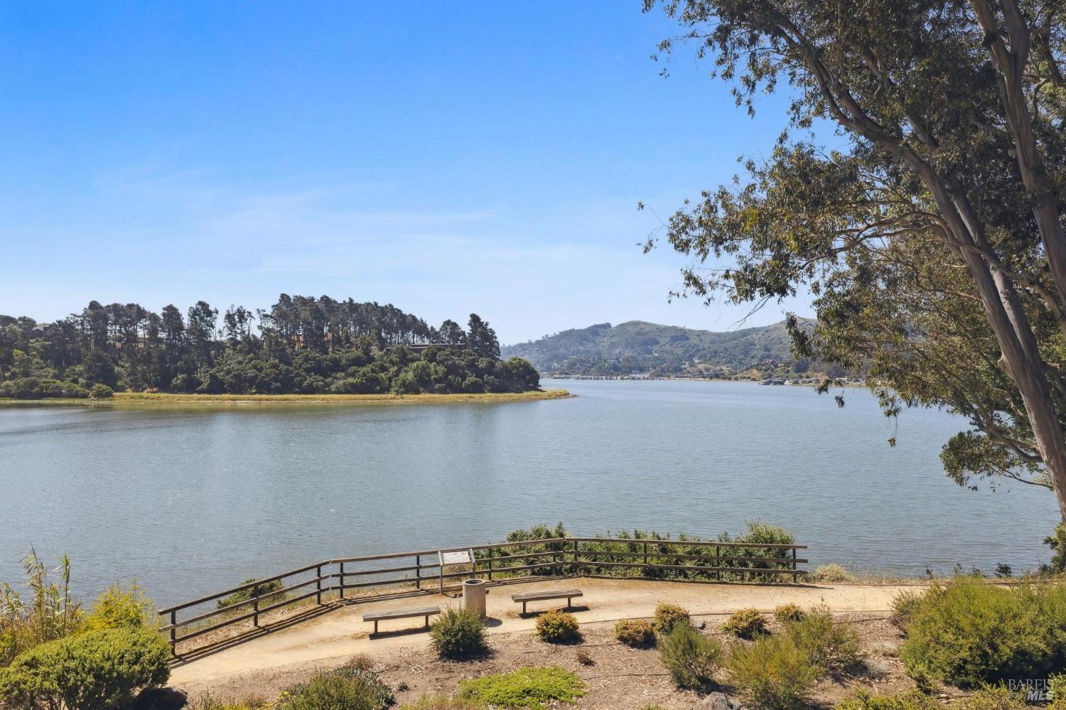Detail Gallery Image 21 of 71 For 84 De Silva Island Dr, Mill Valley,  CA 94941 - 3 Beds | 2/1 Baths