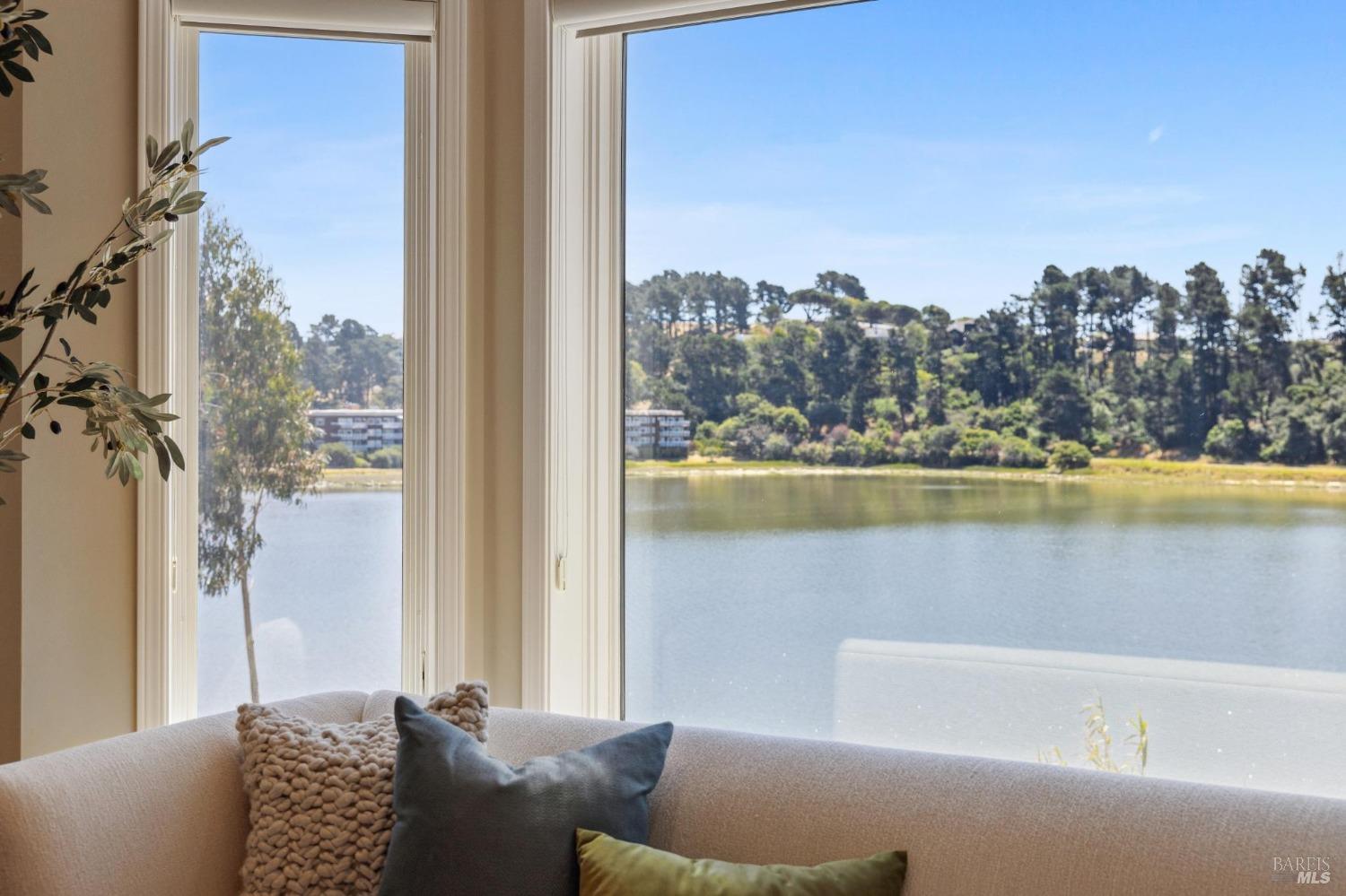 Detail Gallery Image 6 of 71 For 84 De Silva Island Dr, Mill Valley,  CA 94941 - 3 Beds | 2/1 Baths