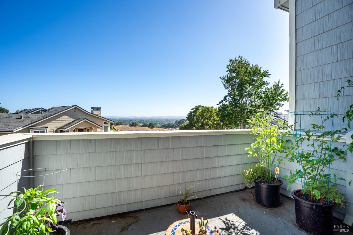 Detail Gallery Image 14 of 45 For 2015 Stonefield Ln, Santa Rosa,  CA 95403 - 3 Beds | 2/1 Baths