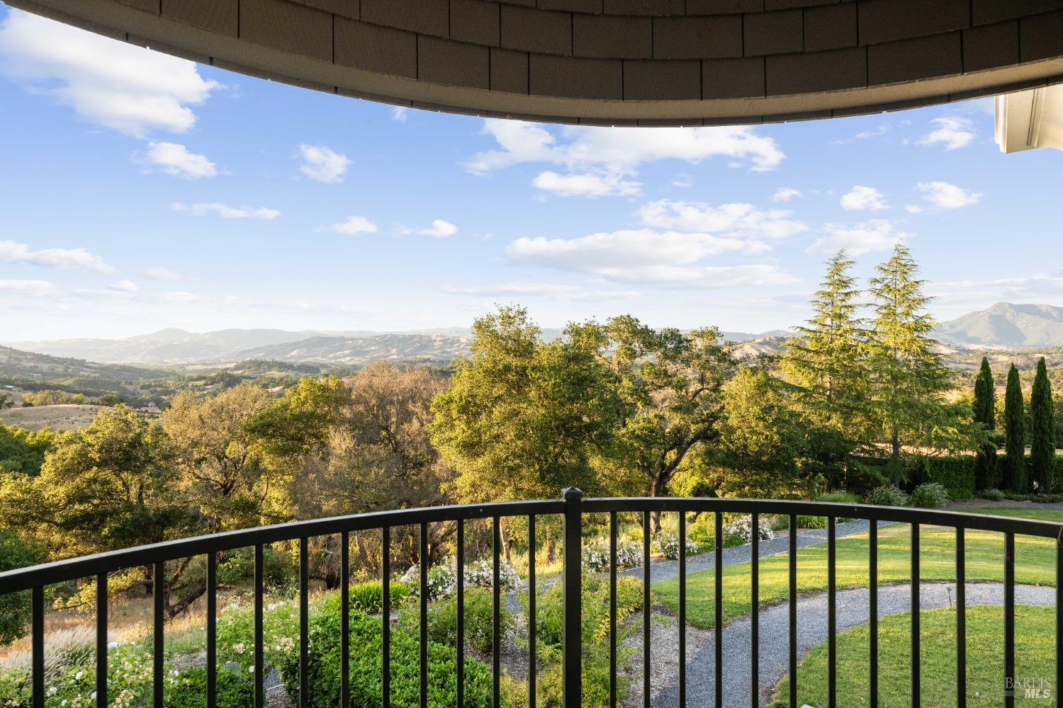 Detail Gallery Image 34 of 97 For 12111 Chalk Hill Rd, Healdsburg,  CA 95448 - 4 Beds | 4/2 Baths