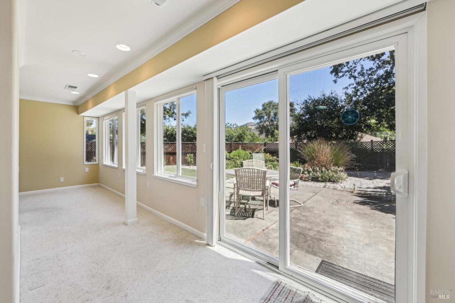 Detail Gallery Image 10 of 34 For 408 E Deerfield Cir, Santa Rosa,  CA 95409 - 2 Beds | 2 Baths