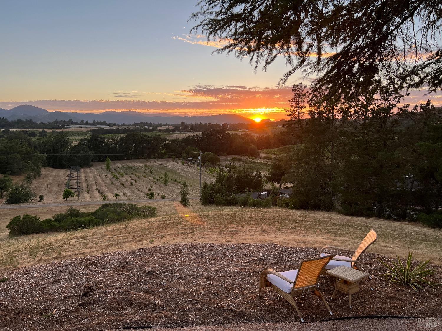 Detail Gallery Image 3 of 74 For 1676 Chiquita Rd, Healdsburg,  CA 95448 - 3 Beds | 2/1 Baths