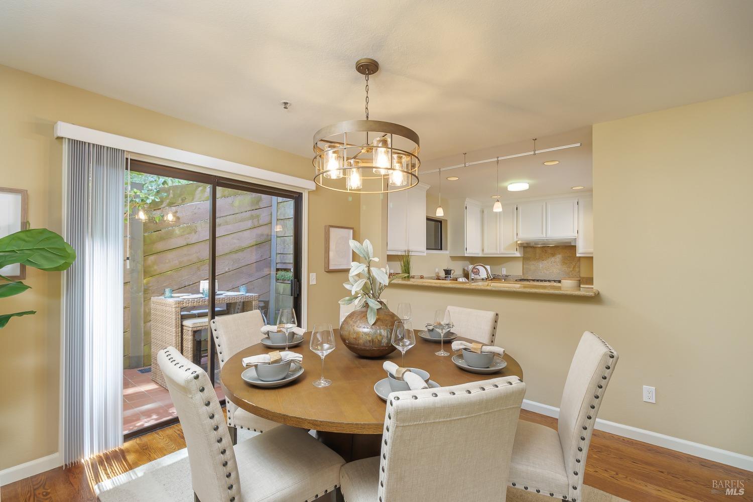 Detail Gallery Image 9 of 39 For 252 Miller Ave, Mill Valley,  CA 94941 - 3 Beds | 3/1 Baths