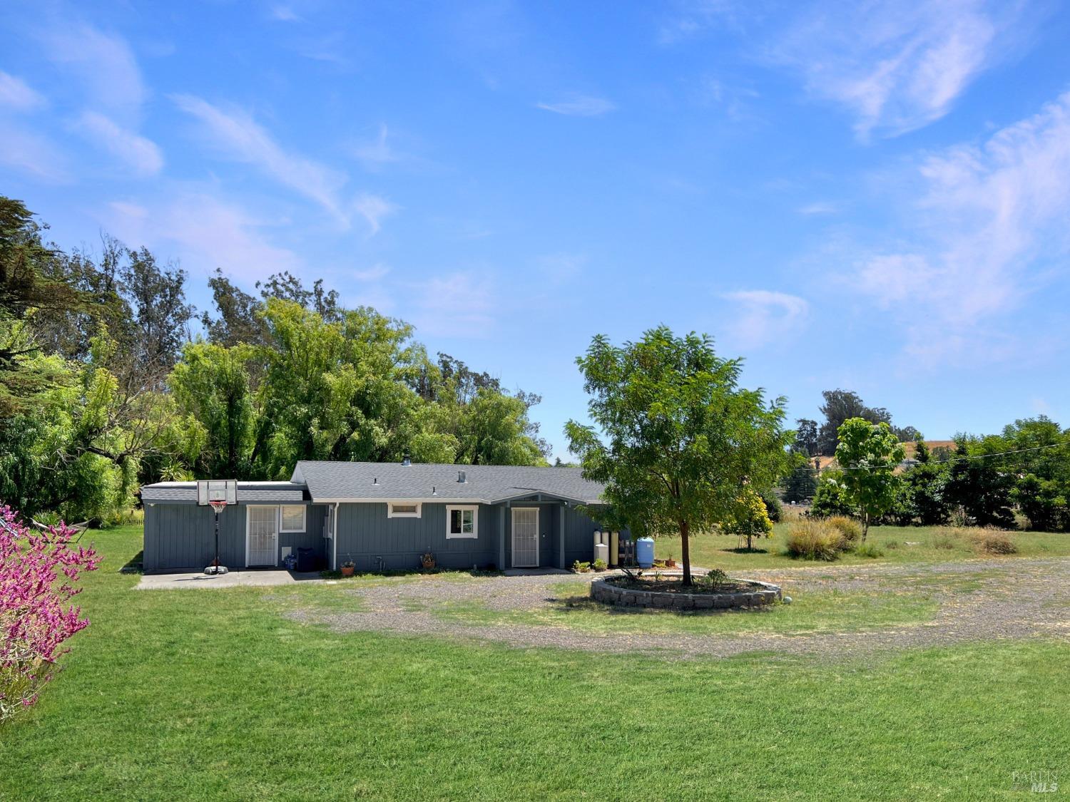 Detail Gallery Image 25 of 26 For 120 Queens Ln, Petaluma,  CA 94952 - 3 Beds | 2 Baths