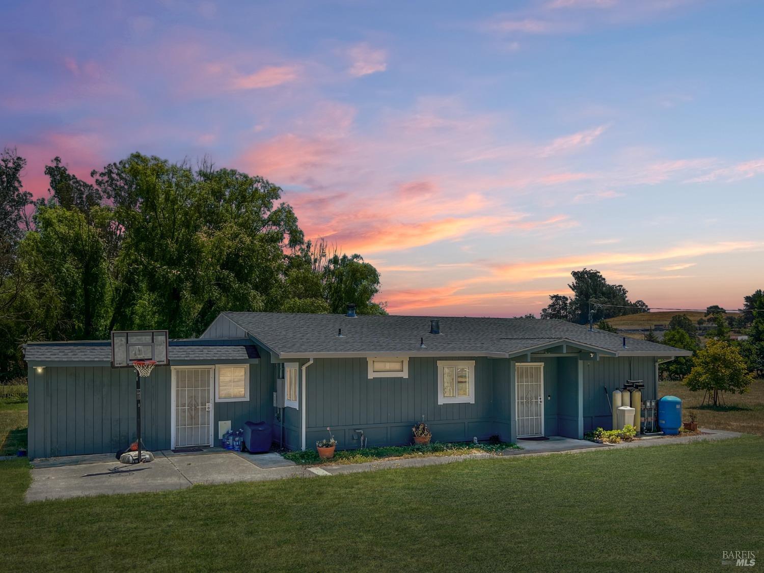 Detail Gallery Image 3 of 26 For 120 Queens Ln, Petaluma,  CA 94952 - 3 Beds | 2 Baths