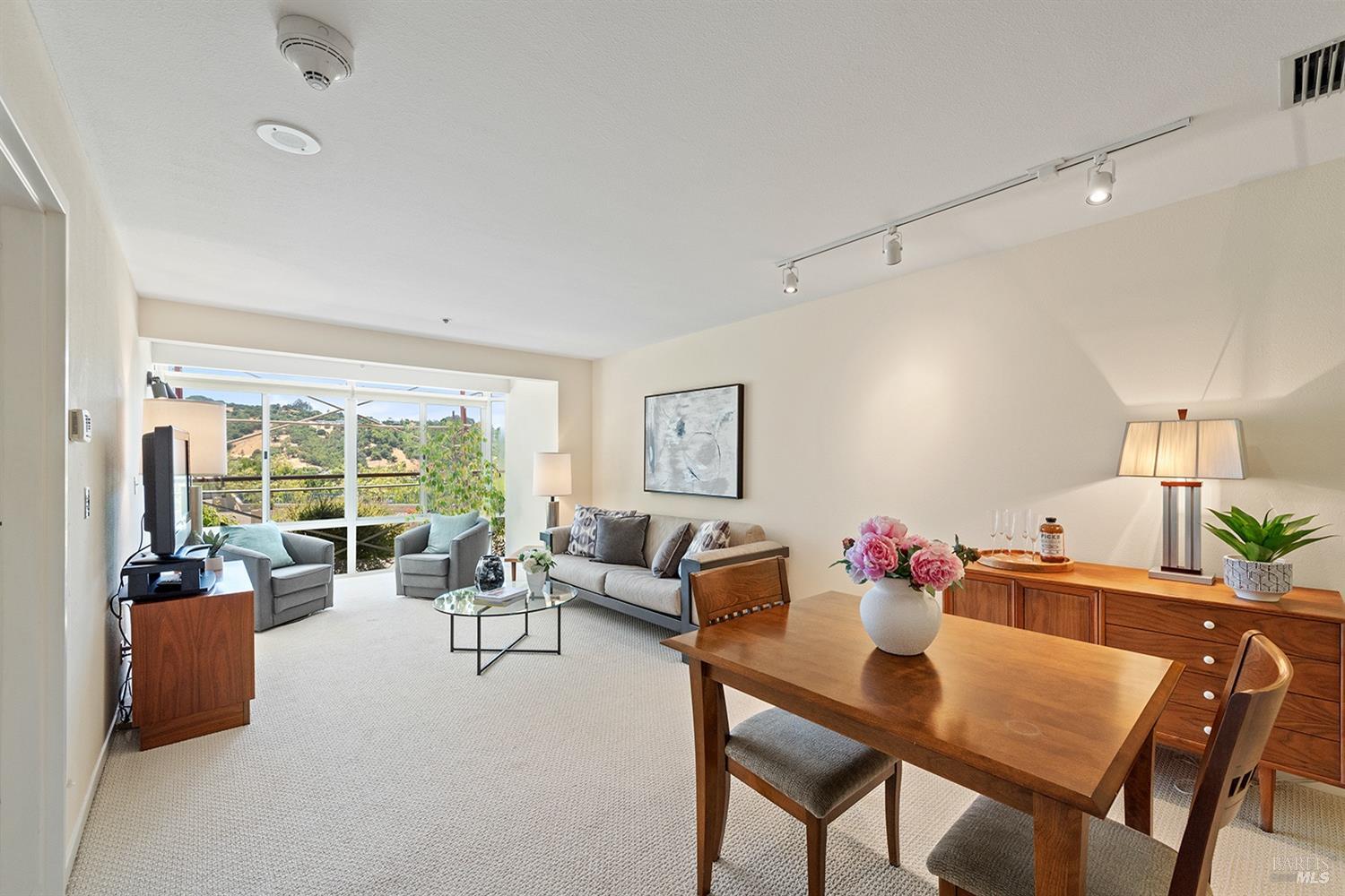 Detail Gallery Image 2 of 30 For 100 Thorndale Dr #124,  San Rafael,  CA 94903 - 1 Beds | 1 Baths