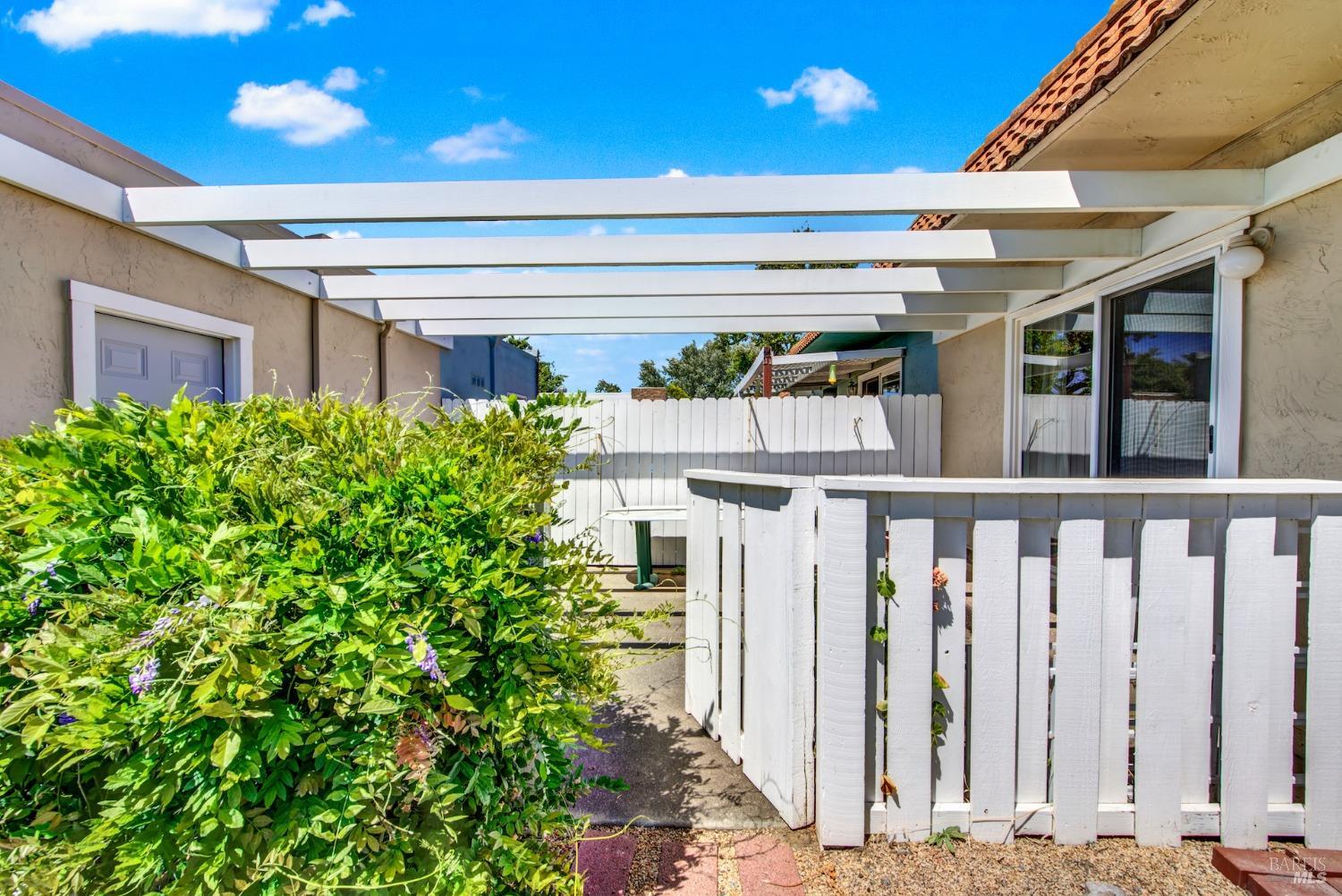 Detail Gallery Image 14 of 88 For 654 Yellowstone Dr, Vacaville,  CA 95687 - 2 Beds | 2 Baths