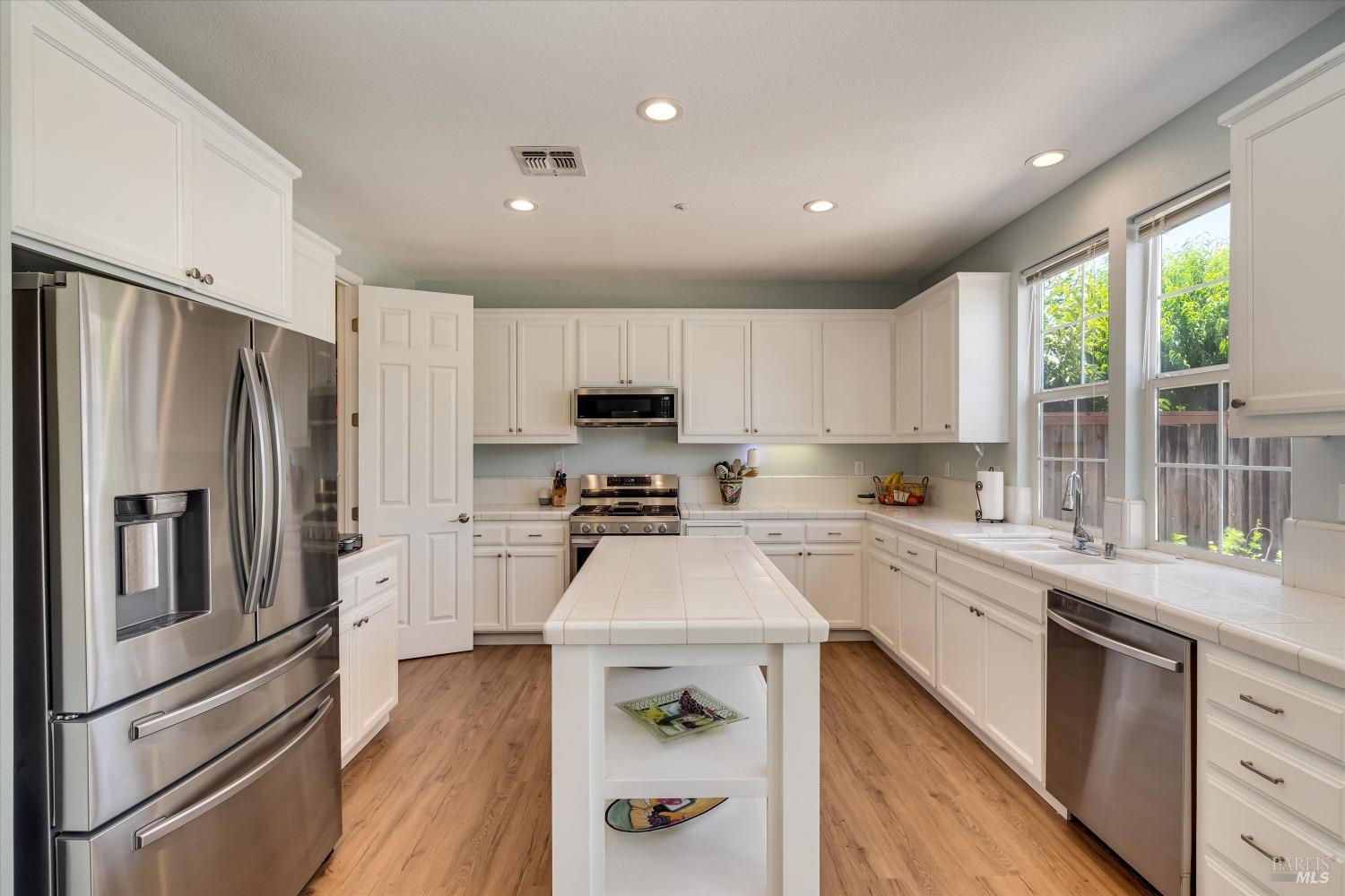 Detail Gallery Image 12 of 33 For 8 Firefly Ln, Napa,  CA 94558 - 4 Beds | 2/1 Baths