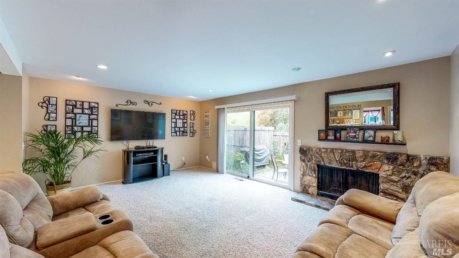 Detail Gallery Image 4 of 36 For 185 Escallonia Dr, Novato,  CA 94945 - 3 Beds | 2/1 Baths