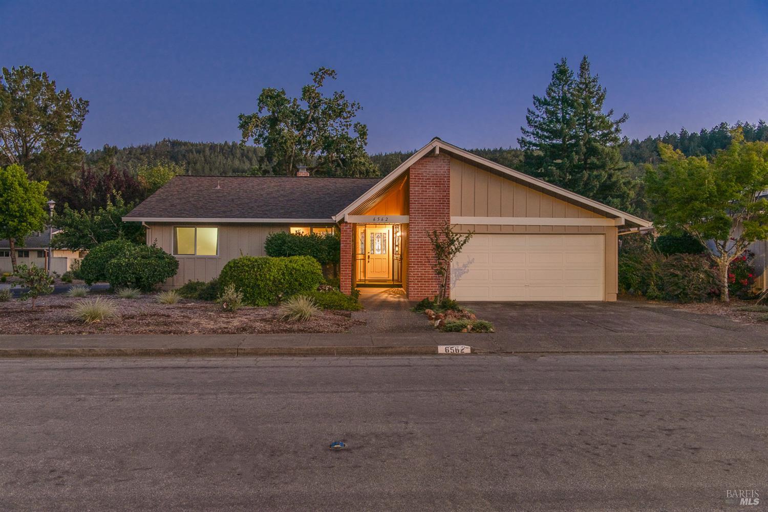 Detail Gallery Image 1 of 28 For 6562 Stone Bridge Rd, Santa Rosa,  CA 95409 - 3 Beds | 2 Baths