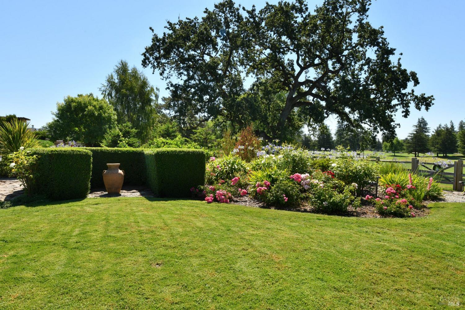 Detail Gallery Image 3 of 24 For 5210 Oak Meadow Dr, Santa Rosa,  CA 95401 - 3 Beds | 2/1 Baths