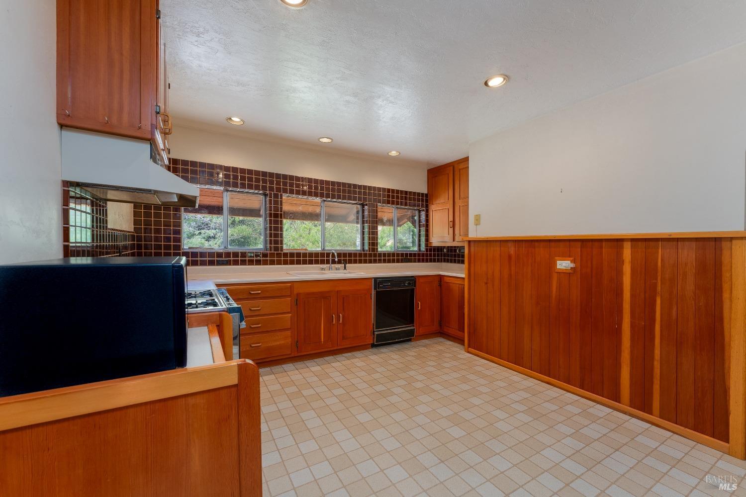 Detail Gallery Image 22 of 39 For 5533 Highway 20 Hwy, Ukiah,  CA 95482 - 4 Beds | 2 Baths