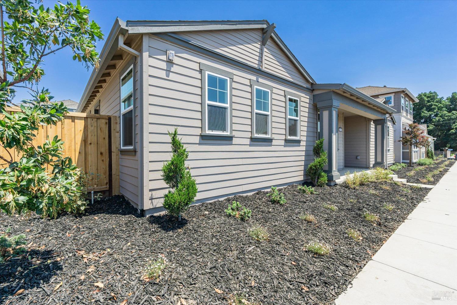 Detail Gallery Image 2 of 27 For 219 Manatee St, Suisun City,  CA 94585 - 3 Beds | 2 Baths