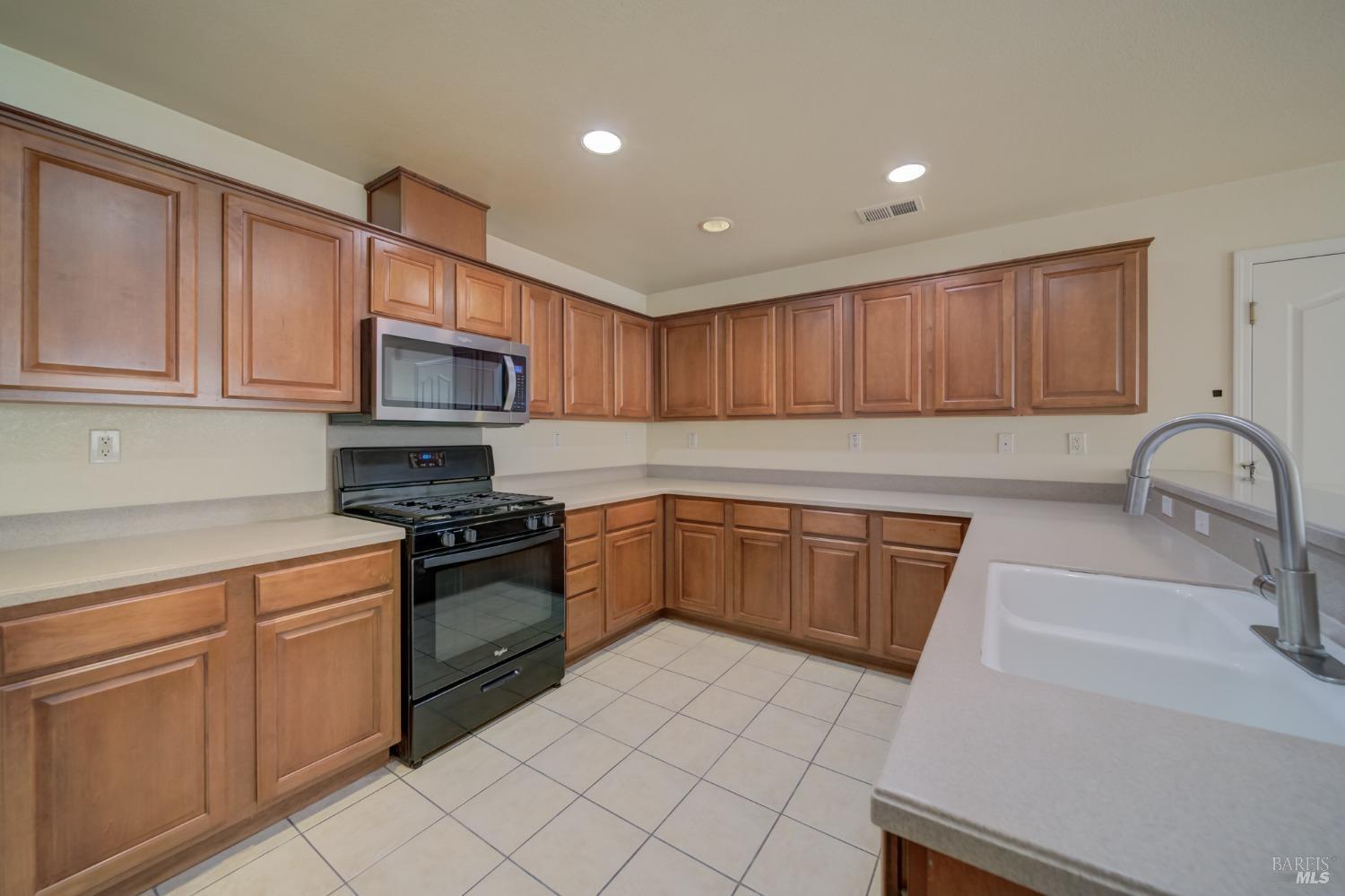 Detail Gallery Image 21 of 53 For 3180 Puffin Cir, Fairfield,  CA 94533 - 4 Beds | 2/1 Baths