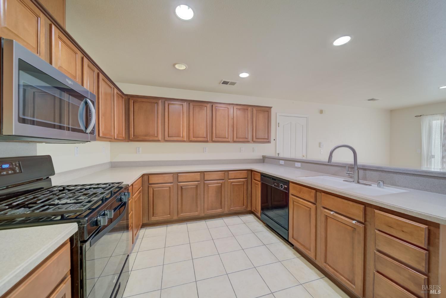 Detail Gallery Image 22 of 53 For 3180 Puffin Cir, Fairfield,  CA 94533 - 4 Beds | 2/1 Baths