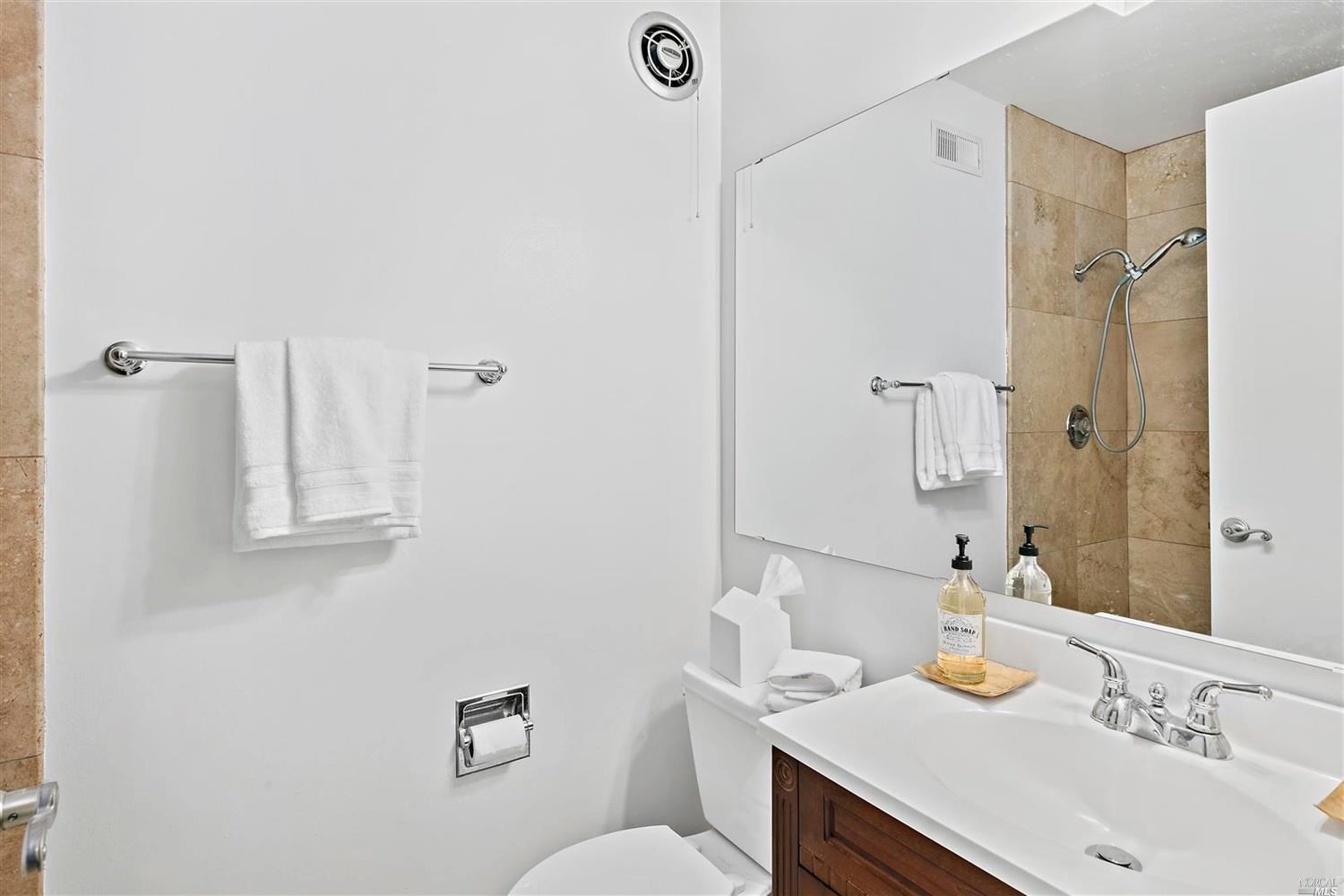 Detail Gallery Image 18 of 29 For 82 Forest Ln, San Rafael,  CA 94903 - 2 Beds | 2 Baths