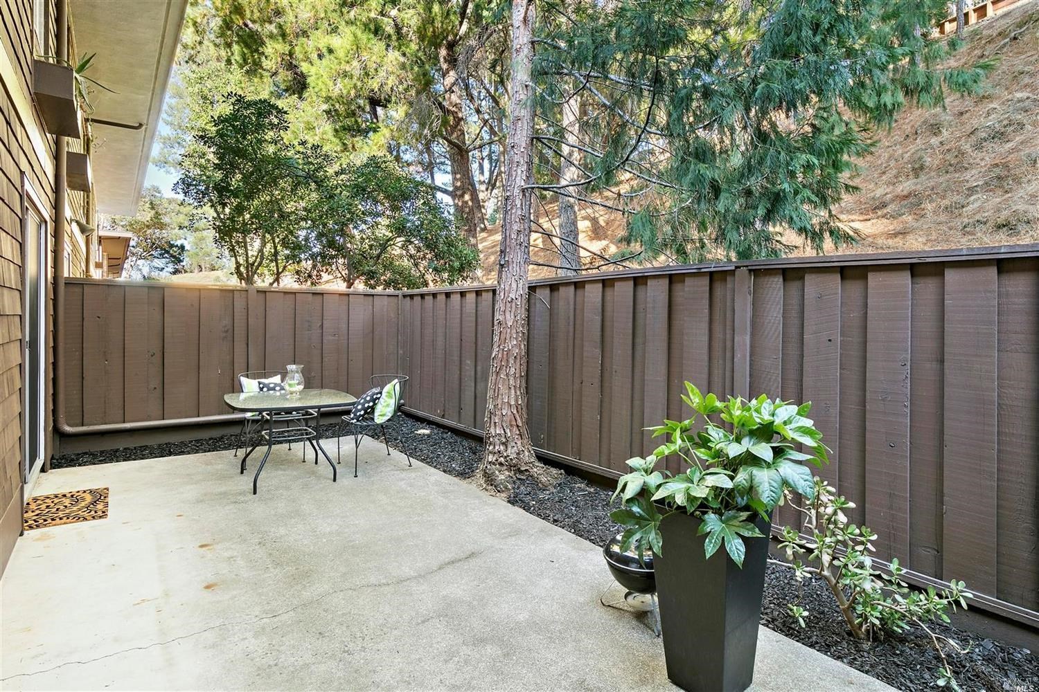 Detail Gallery Image 14 of 29 For 82 Forest Ln, San Rafael,  CA 94903 - 2 Beds | 2 Baths