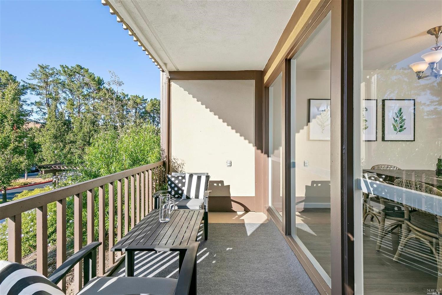 Detail Gallery Image 13 of 29 For 82 Forest Ln, San Rafael,  CA 94903 - 2 Beds | 2 Baths