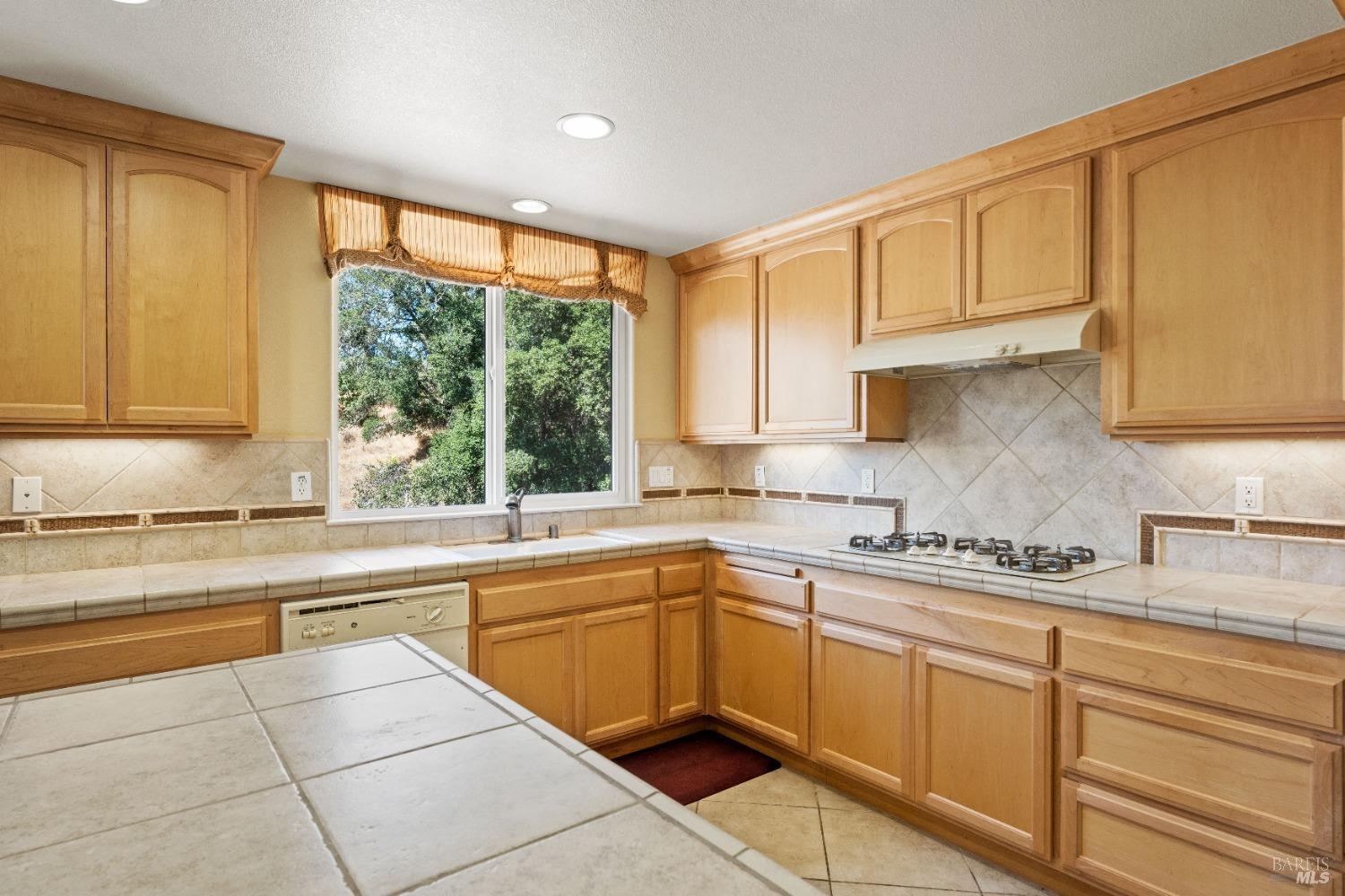 Detail Gallery Image 10 of 31 For 2529 Bartlett Ct, Ukiah,  CA 95482 - 3 Beds | 2 Baths