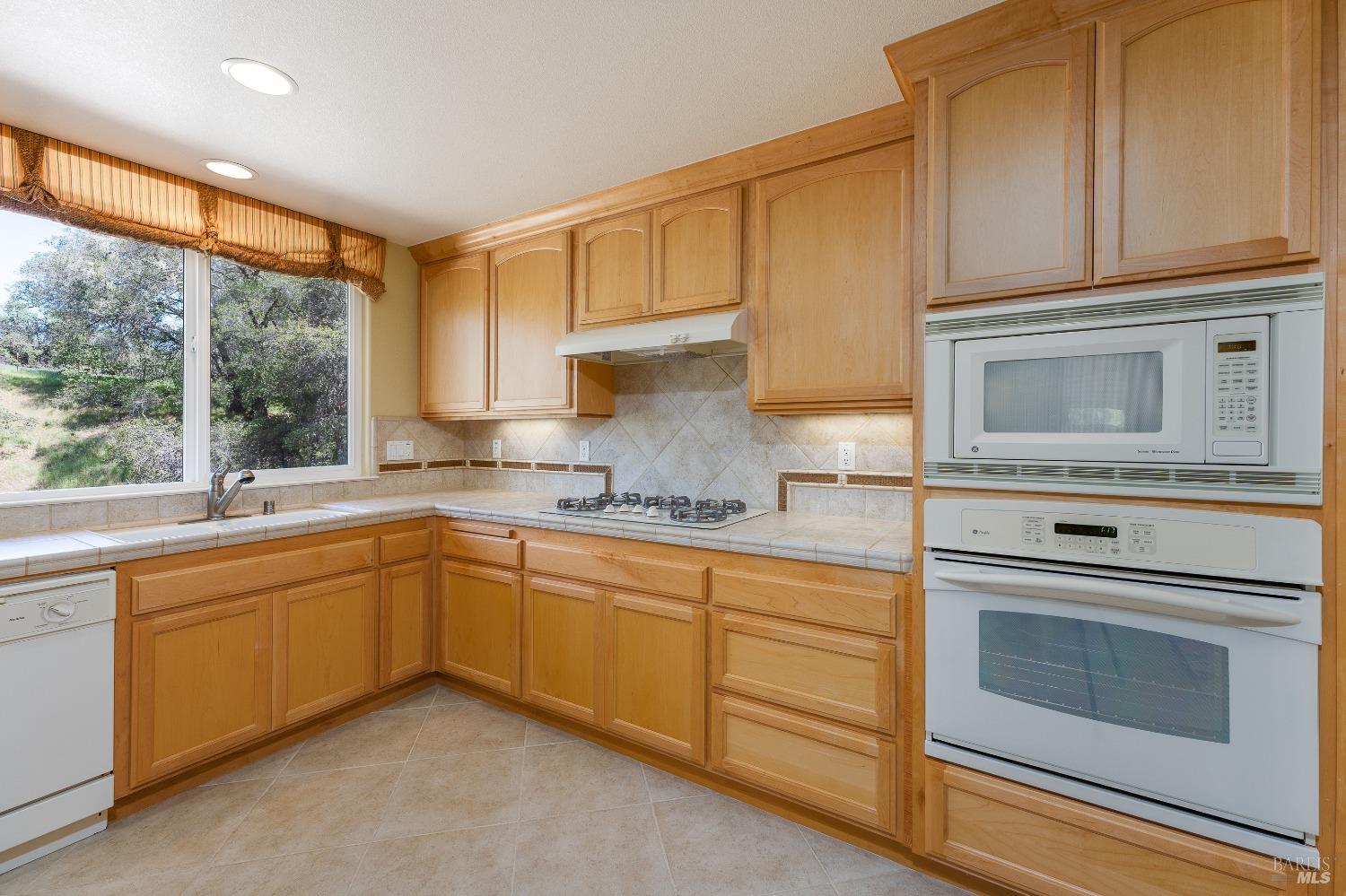 Detail Gallery Image 7 of 31 For 2529 Bartlett Ct, Ukiah,  CA 95482 - 3 Beds | 2 Baths