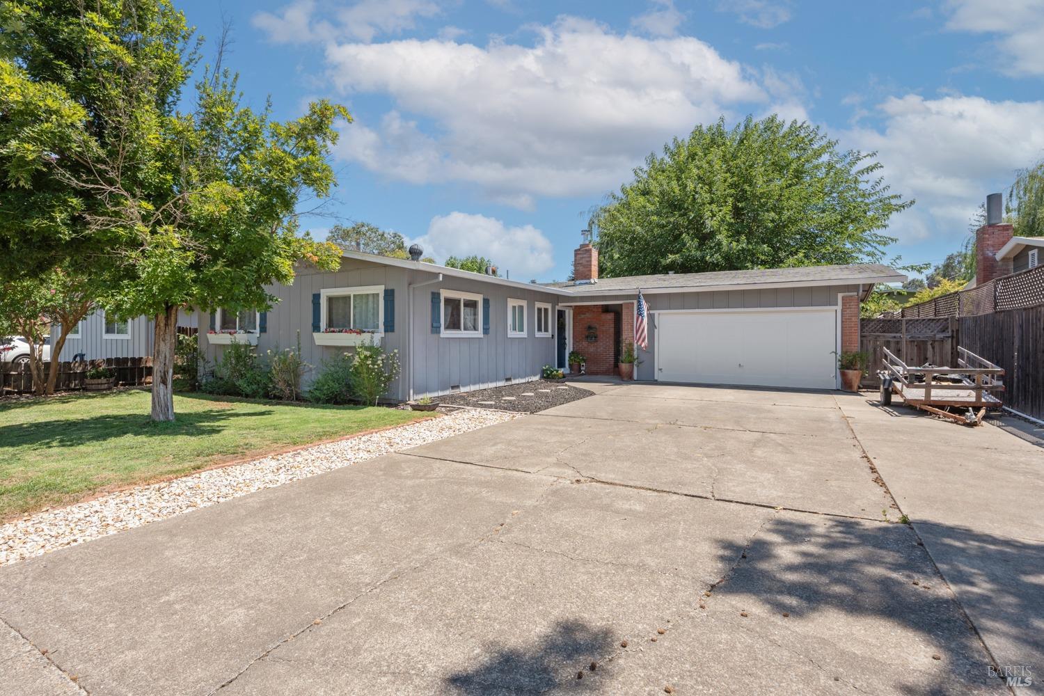 Detail Gallery Image 1 of 21 For 75 Fairview Ct, Ukiah,  CA 95482 - 3 Beds | 2 Baths