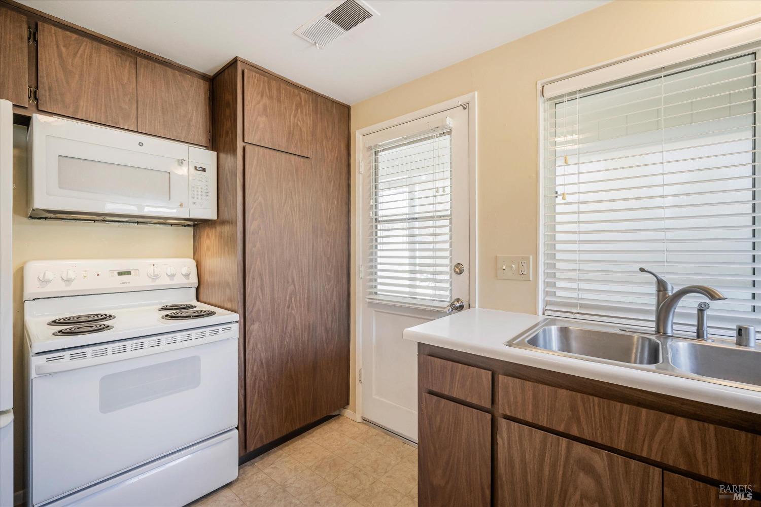 Detail Gallery Image 17 of 39 For 43 Aspen Meadows Cir, Santa Rosa,  CA 95409 - 2 Beds | 1 Baths